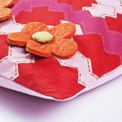 THEDECOFACTORY MARGUERITE - <p>Coussin Avec Fleurs En Feutrine Rouge 40x40 - Rouge -France Coussin et housse de coussin Soldes Boutique 13248460 2