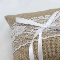 AIDUCHO Coussin Oreiller Porteur De Bague Anneau De Mariage En Toile De Jute Et Dentelle 15cmx15cm 7 AIDUCHO Coussin Oreiller Porteur De Bague Anneau De Mariage En Toile De Jute Et Dentelle 15cmx15cm -France Coussin et housse de coussin Soldes Boutique 33895104 3