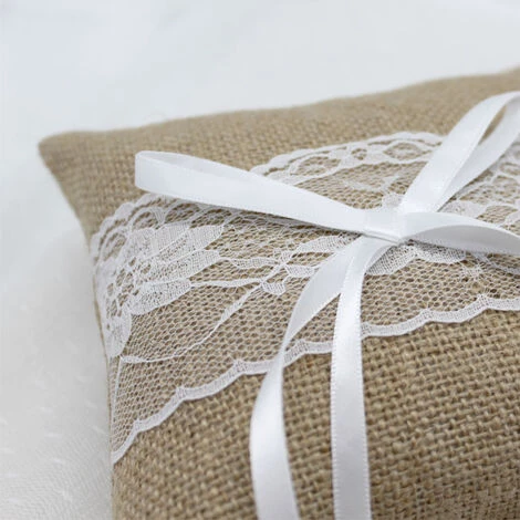 AIDUCHO Coussin Oreiller Porteur De Bague Anneau De Mariage En Toile De Jute Et Dentelle 15cmx15cm 3 AIDUCHO Coussin Oreiller Porteur De Bague Anneau De Mariage En Toile De Jute Et Dentelle 15cmx15cm – Image 3