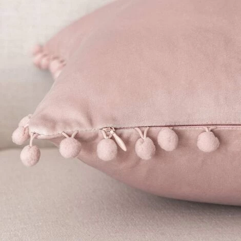 BEARSU Ashler Housses De Coussin Décoratives Avec Pompons Particules Douces Housses De Coussin Solides En Velours 18 X 18 Pour Voiture De Chambre à Coucher, Paquet De 2, Rose 2 BEARSU Ashler Housses De Coussin Décoratives Avec Pompons Particules Douces Housses De Coussin Solides En Velours 18 X 18 Pour Voiture De Chambre à Coucher, Paquet De 2, Rose – Image 2