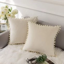 BEARSU Ashler Housses De Coussin Décoratives Avec Pompons Particules Douces Housses De Coussin Solides En Velours 18 X 18 Pour Voiture De Chambre à Coucher, Paquet De 2, Blanc Crème