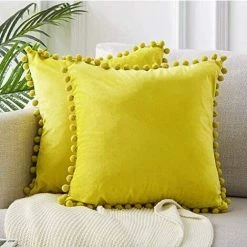 DENUOTOP Housses De Coussin 2 Pcs Housse De Coussin En Velours Taie D'oreiller Decorative Taie D'oreiller Boule De Fourrure De Couleur Pure Super Doux Maison Salon Chambre Pour Canapé Taie D'oreiller (Jaune Citron)