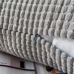 OSQI Taie D'oreiller En Grains De Maïs, Taie D'oreiller En Velours Côtelé Doux, Housse De Coussin De Décoration De Canapé De Chambre à Coucher De Maison (2pcs Gris Foncé, 45x45cm) 8 OSQI Taie D'oreiller En Grains De Maïs, Taie D'oreiller En Velours Côtelé Doux, Housse De Coussin De Décoration De Canapé De Chambre à Coucher De Maison (2pcs Gris Foncé, 45x45cm) -France Coussin et housse de coussin Soldes Boutique 65505229 4